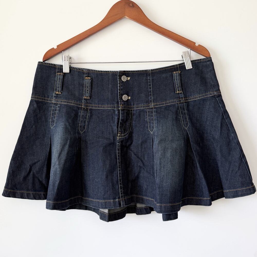 Vintage bebe Womens Dark Wash Denim Pleated Mini Skirt Size 31 NWT Y2K Low Rise